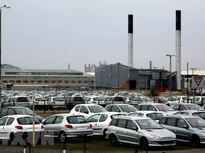 Nidec cũng cung cấp visai xe điện cho hãng ô tô GAC (Trung Quốc) và Peugeot SA (Pháp). Trong ảnh: Kho bãi của nhà máy sản xuất ô tô Peugeot SA. (Ảnh: AFP/TTXVN)