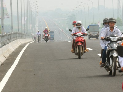 Cầu Vĩnh Thịnh bắc qua sông Hồng nằm trên đường vành đai 5 nối liền thị xã Sơn Tây (Hà Nội) với xã Vĩnh Thịnh (huyện Vĩnh Tường, Vĩnh Phúc) được Bộ GTVT đưa vào khai thác năm 2014.