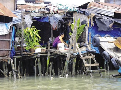 Hơn 20.000 hộ dân sống trên và ven kênh, rạch vẫn đang mòn mỏi chờ được di dời