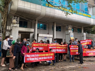 Khách hàng căng băng rôn phản đối chủ đầu tư HUD1 tại trụ sở Công ty