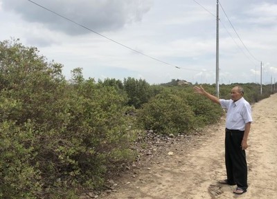 Ông Nguyễn Văn Tổng bên khu đất bị thu hồi chưa được bồi thường
