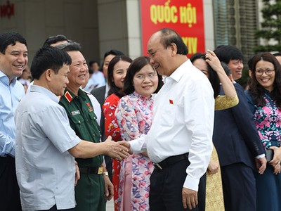 Thủ tướng Nguyễn Xuân Phúc và các vị đại biểu trước buổi họp trực tiếp đầu tiên của kỳ họp thứ 9, Quốc hội khoá XIV