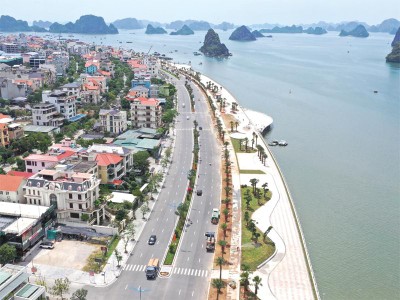 Đường bao biển Trần Quốc Nghiễn tạo nên nét quyến rũ cho TP. Hạ Long (Quảng Ninh). Ảnh: Đỗ Phương