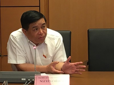 Bộ trưởng Bộ Kế hoạch và đầu tư Nguyễn Chí Dũng phát biểu tại tổ. (Ảnh Mỹ An).