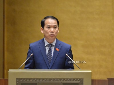 Chủ nhiệm Uỷ ban Pháp luật Hoàng Thanh Tùng trình bày báo cáo tiếp thu, giải trình trước khi đại biểu bấm nút.