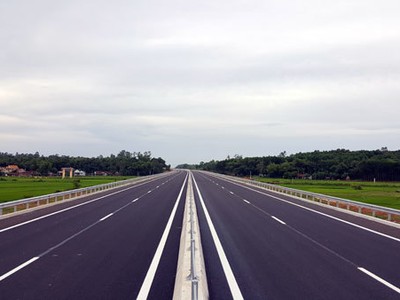 Khởi đầu là đoạn tuyến cao tốc Đà Nẵng-Quảng Ngãi  đang tạo ra những liên kết và lan tỏa nhất định kích thích kinh tế-xã hội phát triển trong vùng Kinh tế trọng điểm miền Trung 