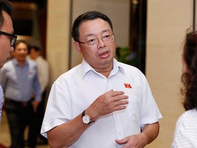 Phó chủ nhiệm Uỷ ban Kiểm tra Trung ương Hoàng Văn Trà trao đổi với báo chí bên hành lang Quốc hội.