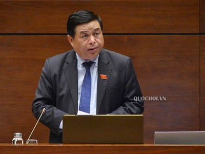 Bộ trưởng Bộ Kế hoạch và Đầu tư Nguyễn Chí Dũng phát biểu tại phiên họp chiều 15/6 của Quốc hội. 