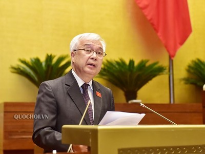 Chủ nhiệm Ủy ban Văn hoá, Giáo dục, Thanh niên, Thiếu niên và Nhi đồng Phan Thanh Bình trình bày báo cáo giải trình, tiếp thu dự án luật.