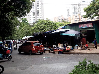 Gần 20 năm, khu đất C2 vẫn bỏ hoang, xung quanh được lập chợ tạm