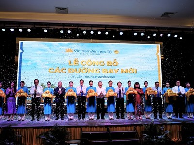 Các đại biểu cắt băng tại lễ công bố 4 đường bay mới kết nối đến Cần Thơ do Vietnam Airlines khai thác.