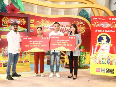 Anh Nguyễn Văn Trọng (Tây Ninh) và chị Đoàn Thị Khuy (Hải Dương) là những chủ nhân may mắn đầu tiên trúng 1kg vàng SJC 9999 từ chương trình "Xé ngay trúng liền - Hơn 2 triệu giải - Trúng 69 tỷ"