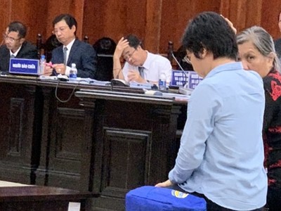 Bị cáo Hứa Thị Phấn vắng mặt tại phiên phúc phẩm, chỉ có đại diện bị cáo tham dự