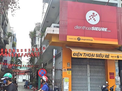 Cửa hàng điện thoại siêu rẻ trên đường Nguyễn Oanh, quận Gò Vấp chưa mở cửa vào sáng sớm thời điểm tháng 03/2020 (Ảnh: Hồng Phúc).