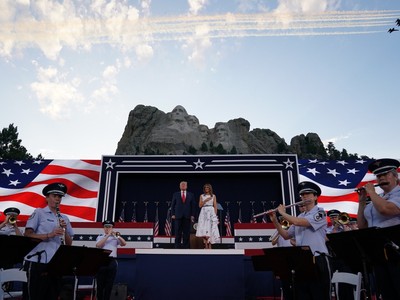 Lễ kỷ niệm hoành tráng của TT Trump ở núi thiêng dù bị phản đối dữ dội