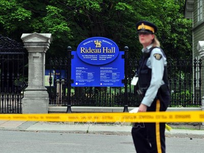 Cảnh sát Canada phong tỏa hiện trường vụ lao xe của một quân nhân vào khu dinh thự của Thủ tướng và Toàn quyền ở Ottawa ngày 2/7/2020. Ảnh: AFP/TTXVN