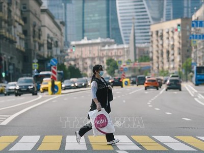 Người dân đeo khẩu trang phòng lây nhiễm COVID-19 tại Moskva, Nga, ngày 9/6/2020. Ảnh: THX/TTXVN