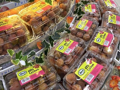 Vải thiều Việt Nam được bán tại một siêu thị ở Singapore. Ảnh: Nguyễn Tùng Lâm.