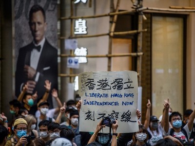 Đúng vào ngày kỷ niệm 23 năm Hong Kong được Anh bàn giao cho Trung Quốc (1/7/2020), người biểu tình Hong Kong hô khẩu hiệu và trưng biểu ngữ “Tự do cho Hong Kong và độc lập ngay bây giờ” nhằm chống lại luật an ninh quốc gia vừa có hiệu lực. Ảnh: AFP