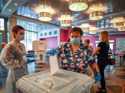 Cử tri Nga tại một điểm bỏ phiếu trưng cầu dân ý về sửa đổi Hiến pháp ở Moskva ngày 1/7/2020. (Ảnh: THX/TTXVN)