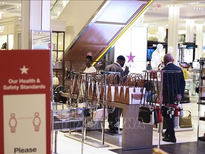 Người dân mua sắm tại cửa hàng của Tập đoàn Macy ở New York, Mỹ ngày 22/6/2020, khi lệnh mở cửa trở lại bước vào giai đoạn mới. Ảnh: THX/TTXVN