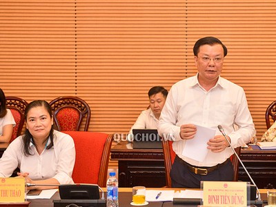  Bộ trưởng Bộ Tài chính Đinh Tiến Dũng trình bày tờ trình tại phiên họp. 