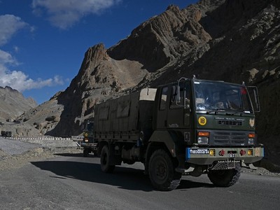 Đoàn xe quân sự di chuyển đến thị trấn Leh hôm 29/6, thủ phủ vùng Ladakh của Ấn Độ, nơi tiếp giáp Trung Quốc. Ảnh: AFP