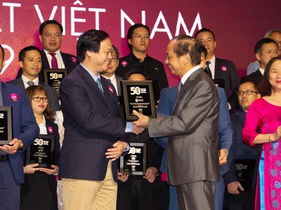 Ông Bùi Quang Anh Vũ – Tổng giám đốc Công ty Phát Đạt nhận giải thưởng Top 50 Doanh Nghiệp Kinh Doanh Hiệu Quả Nhất Việt Nam 2019