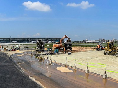 Việc thi công cải tạo, hệ thống đường lăn, đường cất hạ cánh tại sân bay Tân Sơn Nhất, Nội Bài đang ảnh hưởng lớn tới hoạt động khai thác của các hãng hàng không.
