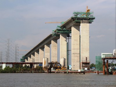 Thi công cầu dây văng Phước Khánh (Gói thầu J3) Dự án đường cao tốc Bến Lức - Long Thành, có độ cao tĩnh không thông thuyền lớn nhất Việt Nam.