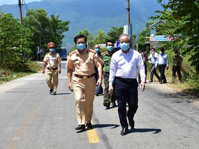 Chủ tịch UBND tỉnh Thừa Thiên Huế Phan Ngọc Thọ kiểm tra điểm dừng và lối ra của xe ô tô tại chốt kiểm soát.