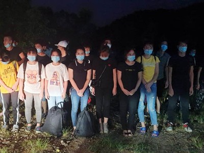 Nhóm 29 người nhập cảnh trái phép bị Tổ tuần tra kiểm soát của Đồn Biên phòng Bắc Sơn bắt giữ. Ảnh: Đồn biên phòng Bắc Sơn.