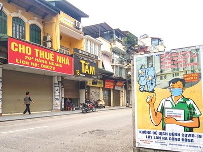 Phố cổ Hà Nội trong thời gian giãn cách xã hội không còn cảnh bán buôn tấp nập, nhiều cơ sở kinh doanh điêu đứng, phải đóng cửa, sang nhượng cửa hàng.