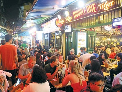 Phố Tạ Hiện - địa điểm vui chơi nhộn nhịp về đêm ở Hà Nội. Ảnh: Đức Thanh