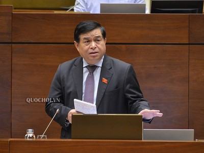 Bộ trưởng Bộ Kế hoạch và Đầu tư Nguyễn Chí Dũng trong một phiên họp toàn thể của Quốc hội.