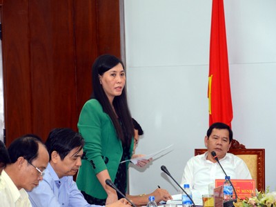 Bà Bùi Thị Quỳnh Vân (áo xanh) - Tân Bí thư Tỉnh ủy Quảng Ngãi