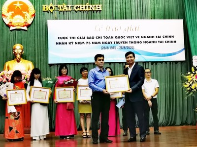 Ông Trần Duy Trinh, Trưởng ban Ban Đầu tư, đại diện Báo Đầu tư nhận Bằng khen của Bộ Tài chính.