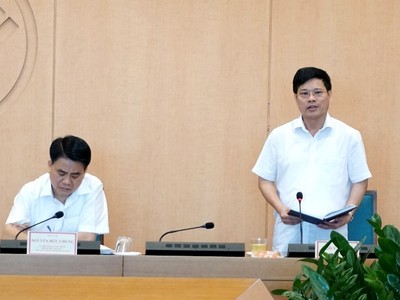 Phó Chủ tịch UBND TP Ngô Văn Quý cho biết, tại điểm thi huyện Đan Phượng có 1 giáo viên thuộc diện F1, do đó, Ban Chỉ đạo thi đã cho chuyển toàn bộ điểm thi này, toàn bộ cán bộ, giáo viên cũng được thay thế bằng tổ giáo viên khác.