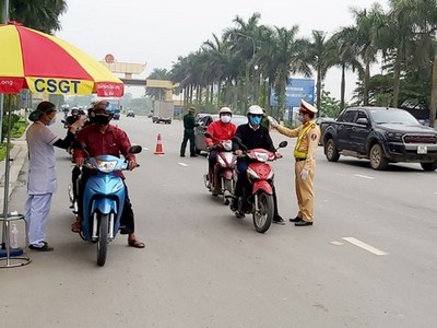 Các lực lượng phải thực hiện nghiêm, hiệu quả việc phòng chống dịch bệnh COVID-19, gắn với tuần tra kiểm soát, xử lý vi phậm trật tự an toàn giao thông vận tải. (Nguồn ảnh: Báo Bắc Ninh).