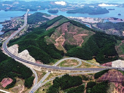 Cao tốc Vân Đồn - Móng Cái đấu nối vào tuyến cao tốc Hạ Long - Vân Đồn, góp phần tạo đột phá trong không gian phát triển của tỉnh Quảng Ninh. Ảnh: Đỗ Phương