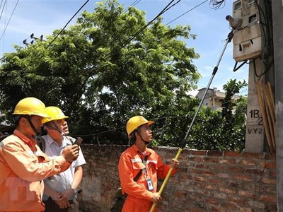 Kiểm tra quy trình ghi chỉ số côngtơ tại Công ty Điện lực Mê Linh. (Ảnh: Ngọc Hà/TTXVN)