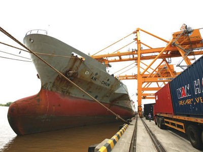 Năng lực hạn chế khiến doanh nghiệp vận tải biển và logistics Việt Nam chủ yếu đảm đương các đầu việc ở thị trường nội địa, làm đại lý cho các hàng tàu nước ngoài. Ảnh: Đức Thanh