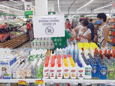 Covid-19 tái phát khiến người dân có tâm lý ngại đi mua sắm chỗ đông người. Ảnh: Đức Thanh