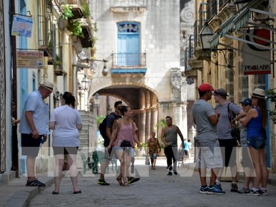 Khách du lịch tham quan thủ đô La Habana, Cuba. Ảnh: AFP/TTXVN