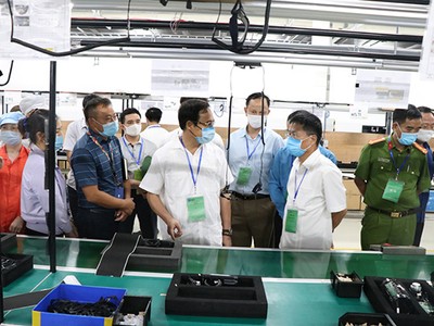 Ông Đặng Huy Hậu, Phó Chủ tịch Thường trực UBND tỉnh Quảng Ninh kiểm tra vị trí công nhân bị ngất tại phân xưởng Lắp ráp Công ty TNHH Kỹ thuật Điện tử Việt Nam. Nguồn: baoquangninh.com.vn