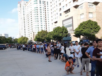 Người dân xếp hàng bốc thăm suất mua nhà ở xã hội dự án nhà ở xã hội NTHOME. Ảnh: Thành Nguyễn