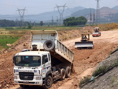 Giá nhiều loại nguyên vật liệu tăng mạnh gây khó cho các nhà thầu thi công cao tốc Bắc - Nam.