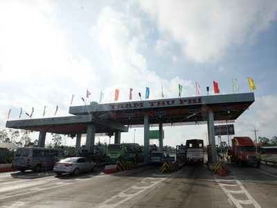 Sau khi tạm dừng thu phí, lưu lượng phương tiện trên tuyến cao tốc TP.HCM - Trung Lương tăng đột biến