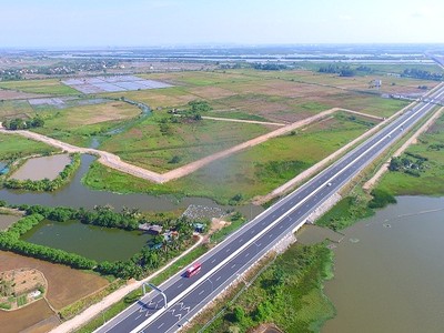 Cao tốc Hải Phòng - Hạ Long đi qua thị xã Quảng Yên đã tăng sức hút của các KCN trong KKT Quảng Yên. Ảnh: Đỗ Phương.
