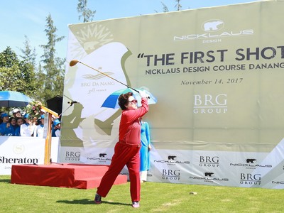 Bà Nguyễn Thị Nga, Chủ tịch BRG phát bóng tại giải vô địch Gôn liên Câu lạc bộ châu Á Thái Bình Dương 2017 tại BRG Danang Golf Resort